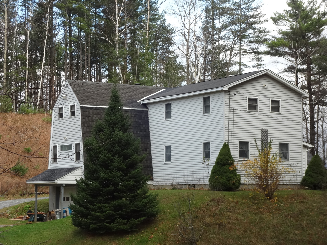 a view of a house with a yard