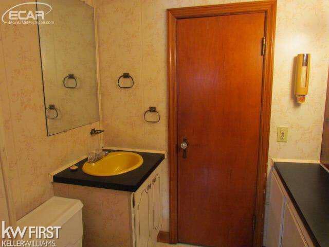 8038 Corunna Road Flint, MI 48532 - Photo 10 of 21 21146908-9.JPG