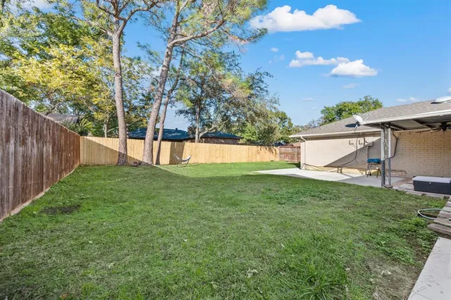 a view of a backyard