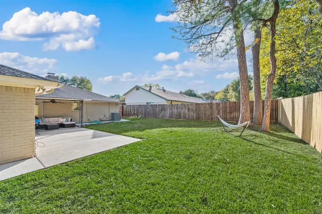 a view of a backyard