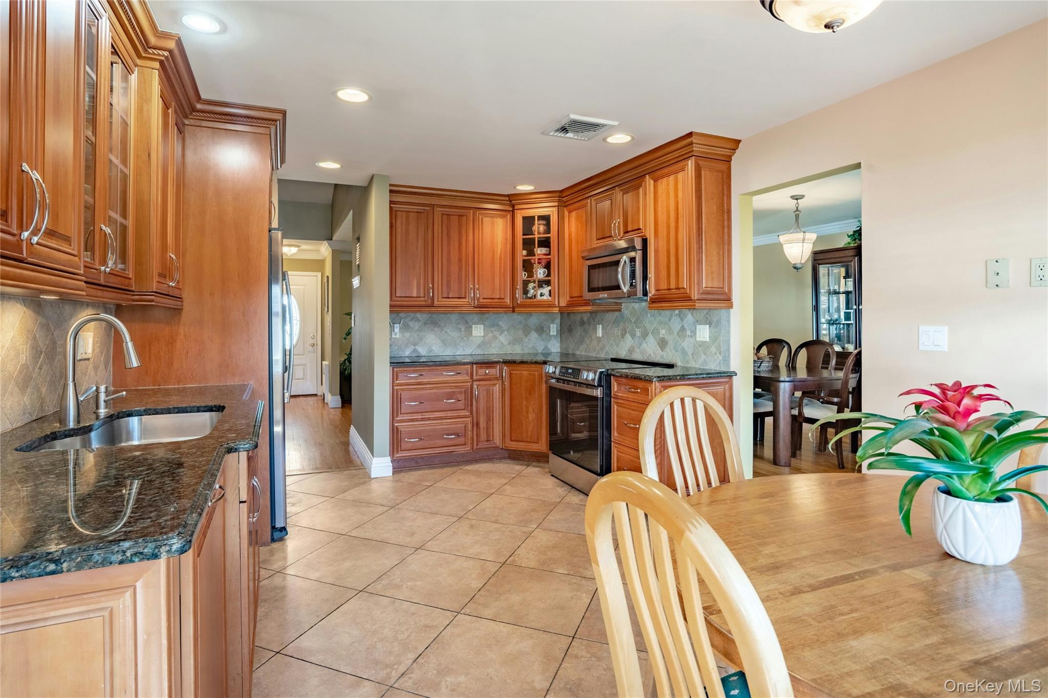 37 Winthrop Road Plainview, NY 11803 - Photo 11 of 29