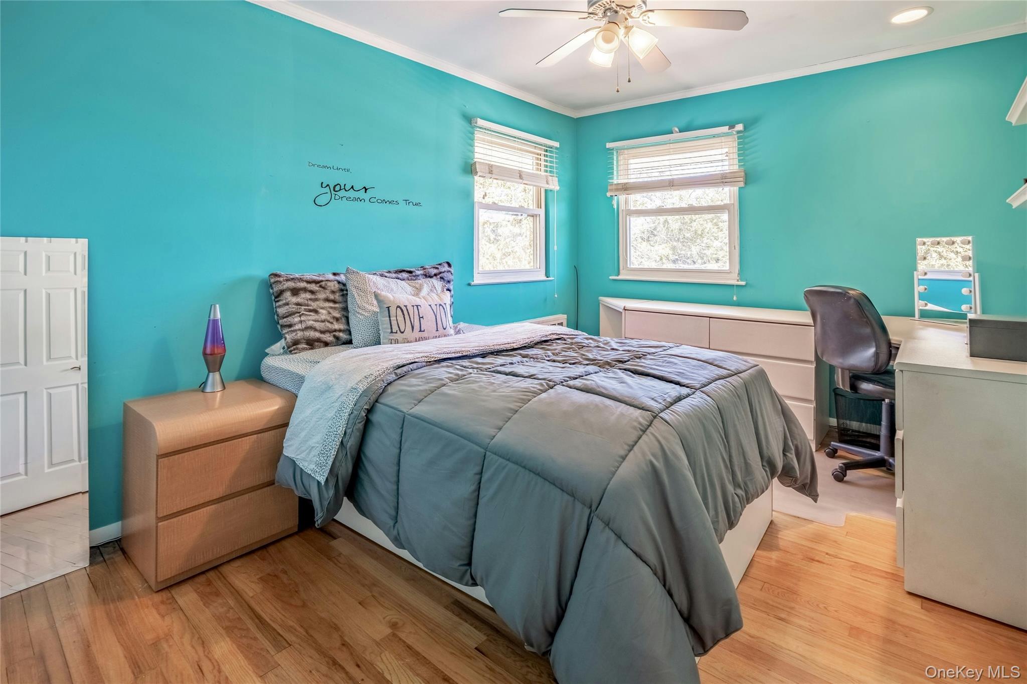 37 Winthrop Road Plainview, NY 11803 - Photo 16 of 29