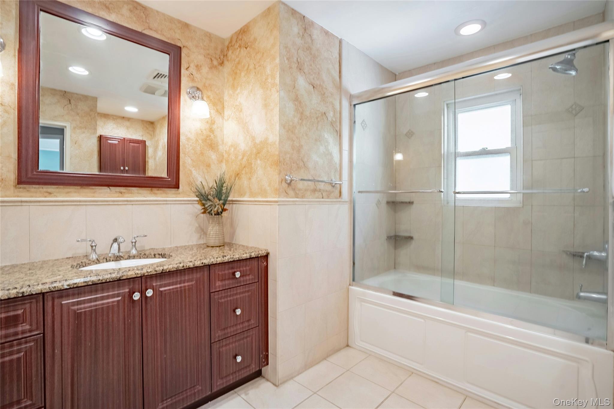 37 Winthrop Road Plainview, NY 11803 - Photo 17 of 29