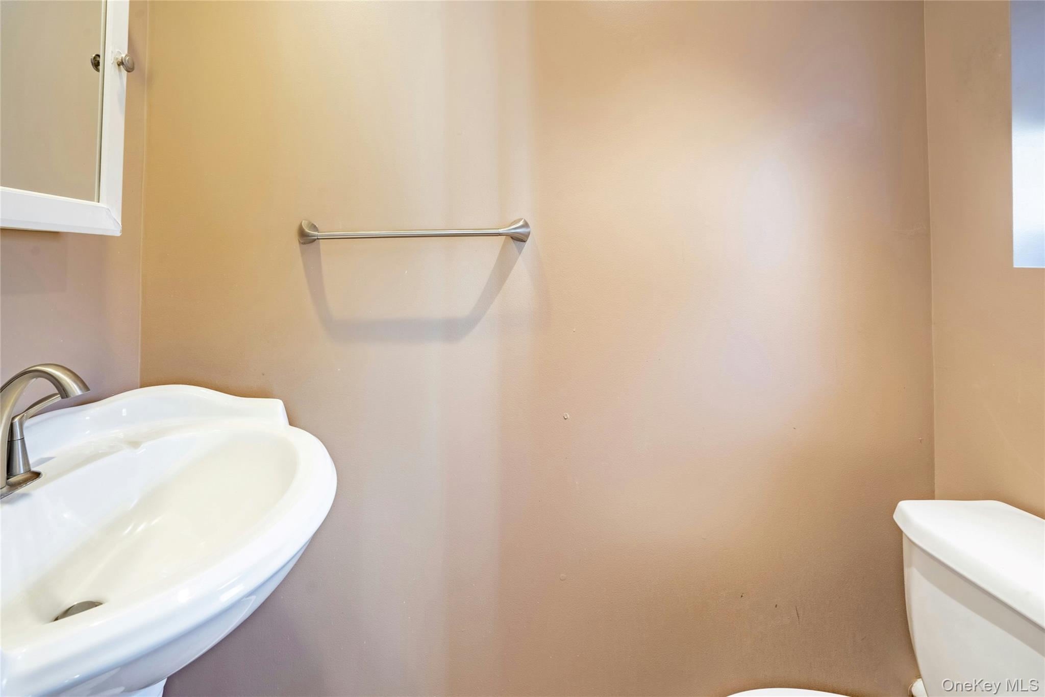 37 Winthrop Road Plainview, NY 11803 - Photo 19 of 29