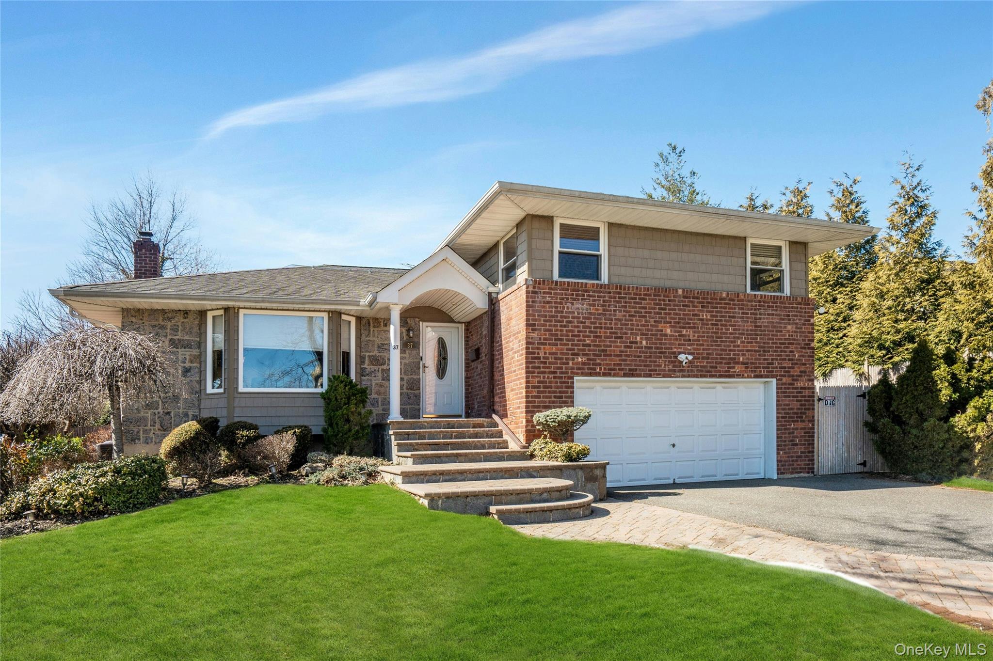 37 Winthrop Road Plainview, NY 11803 - Photo 2 of 29