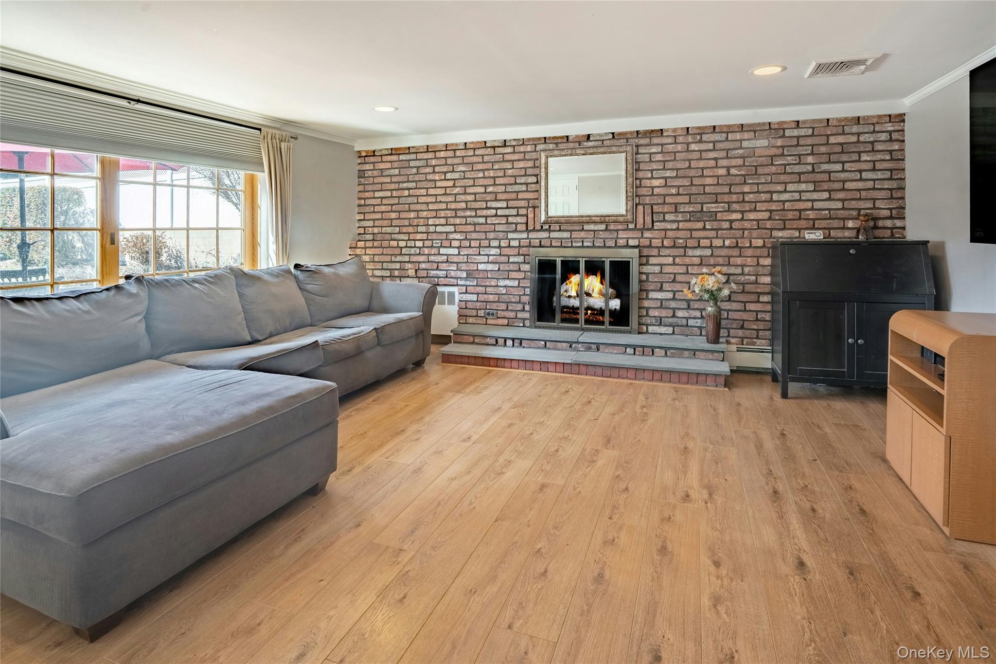 37 Winthrop Road Plainview, NY 11803 - Photo 21 of 29