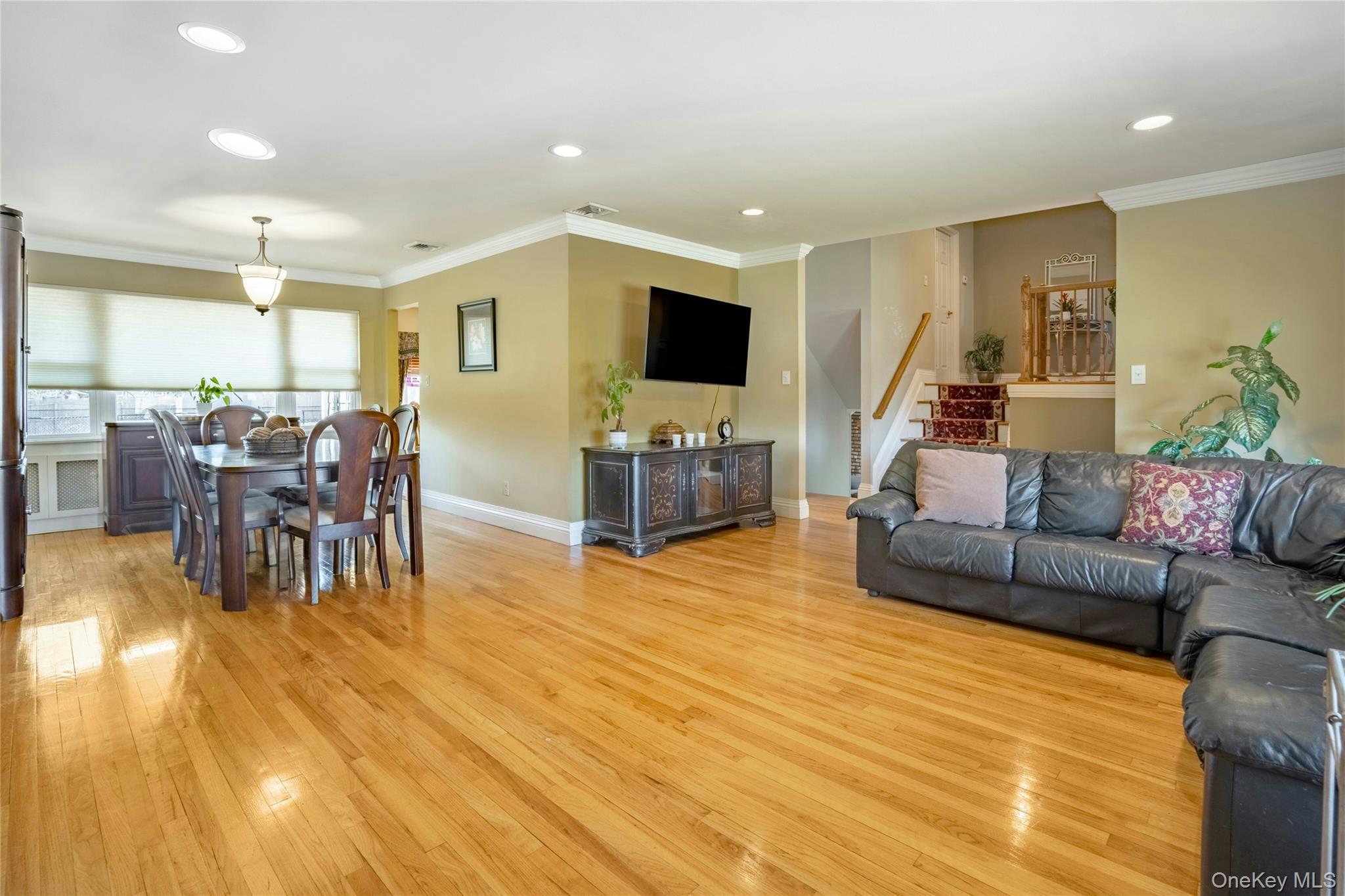 37 Winthrop Road Plainview, NY 11803 - Photo 4 of 29