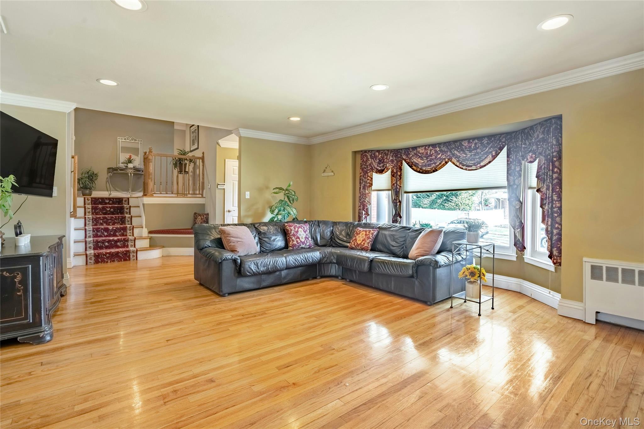 37 Winthrop Road Plainview, NY 11803 - Photo 5 of 29