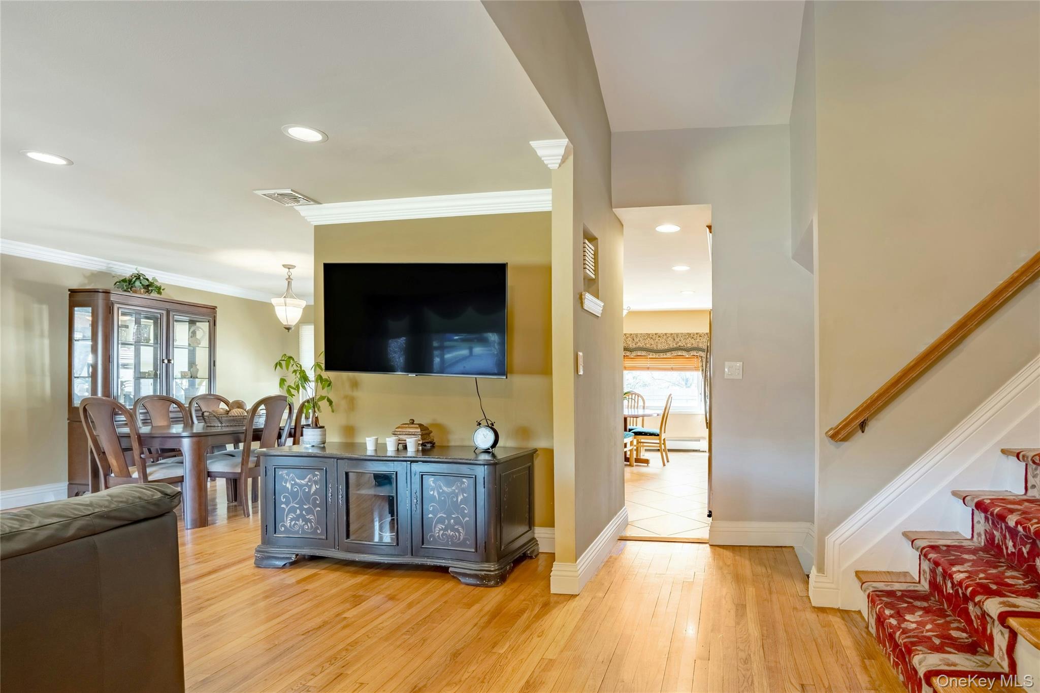 37 Winthrop Road Plainview, NY 11803 - Photo 7 of 29