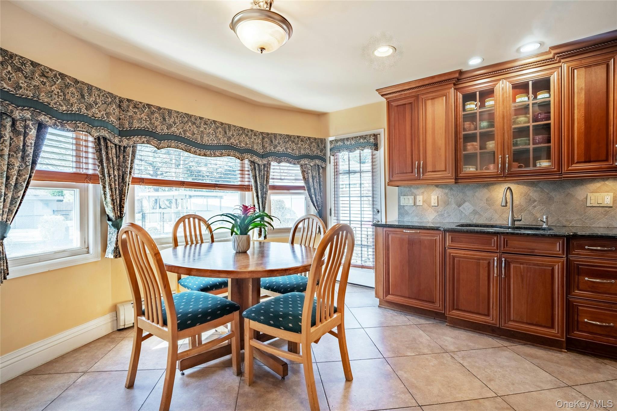 37 Winthrop Road Plainview, NY 11803 - Photo 9 of 29