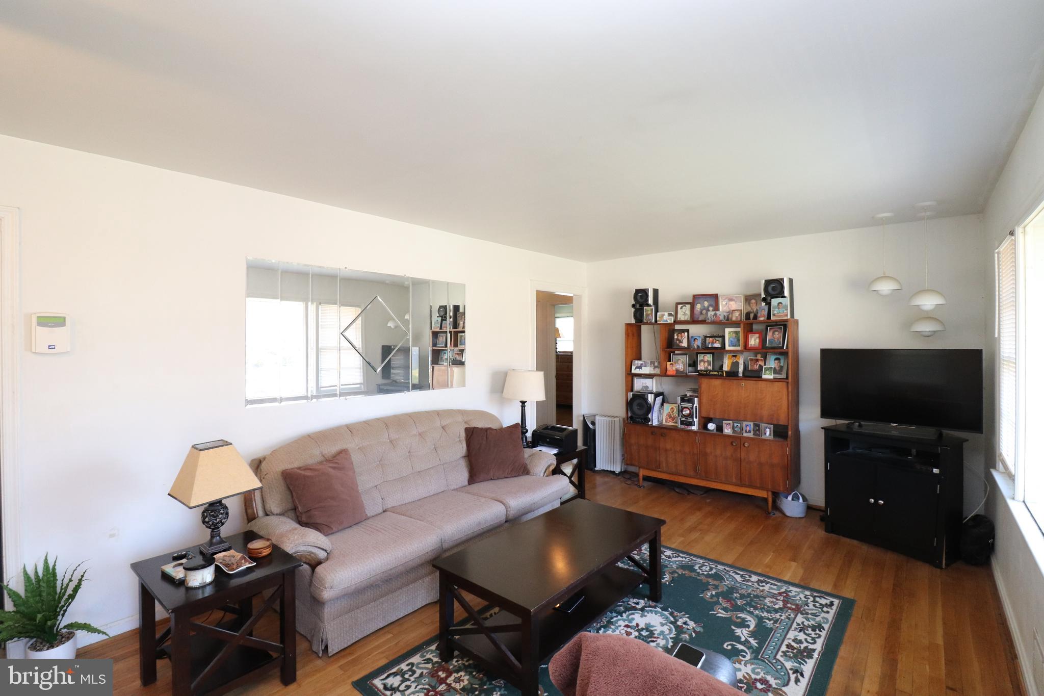 2607 Higbee Road Adelphi, MD 20783 - Photo 2 of 11 Cozy Family Room