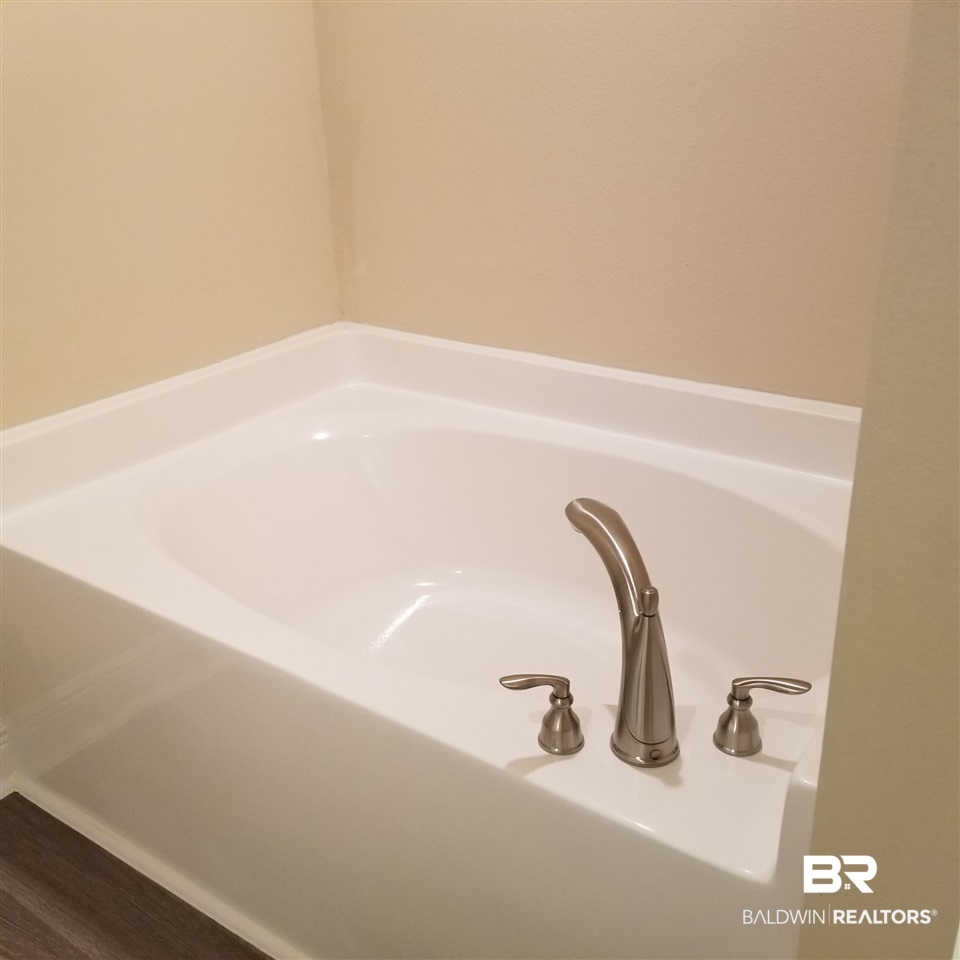 15560 Troon Drive Foley, AL 36535 - Photo 19 of 24 Master Tub