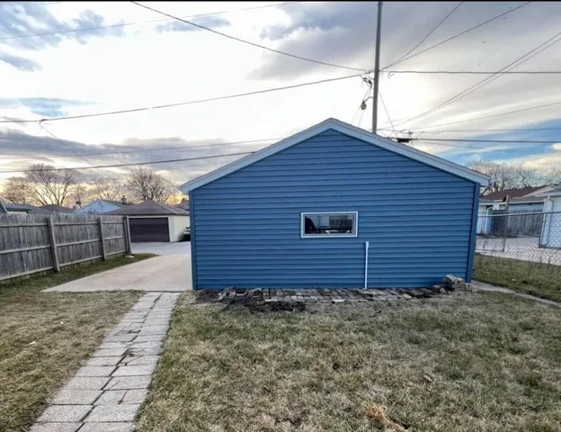 $2,800 | 3835 South 17th Street, Milwaukee, WI 53221