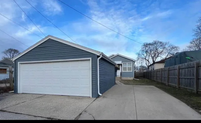 $2,800 | 3835 South 17th Street, Milwaukee, WI 53221