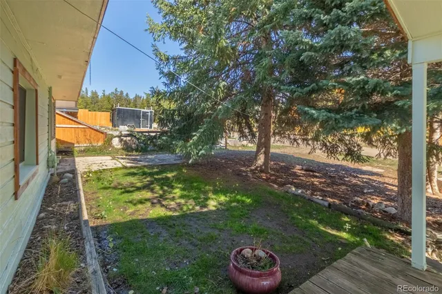 a view of yard with green space