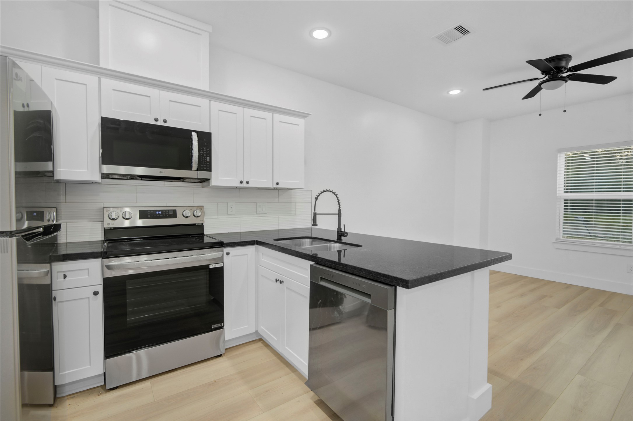 8410 Sunnyhill Street Houston, TX 77088 - Photo 10 of 25