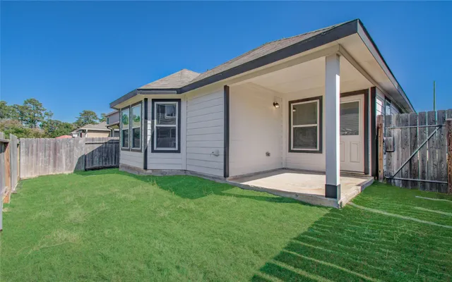 a view of a house with backyard