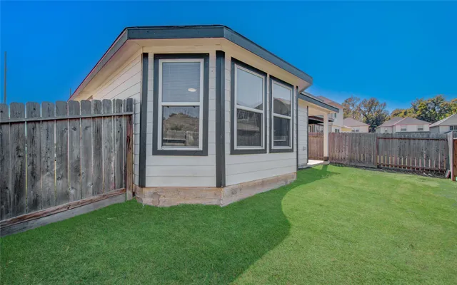 a view of front of a house with a yard