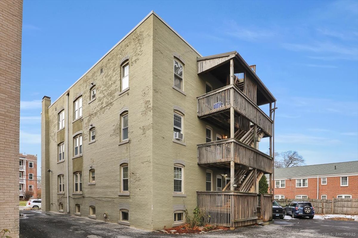 40 Robin Road, Unit 203 West Hartford, CT 06119 - Photo 20 of 22 a front view of a building