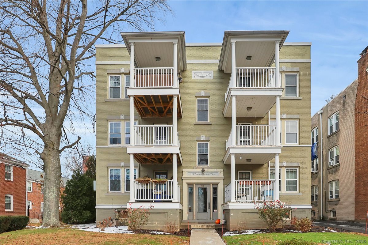 40 Robin Road, Unit 203 West Hartford, CT 06119 - Photo 2 of 22 a front view of a multi story building