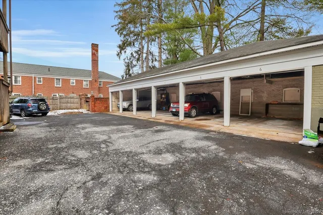 $2,250 | 40 Robin Road, Unit 203, West Hartford, CT 06119