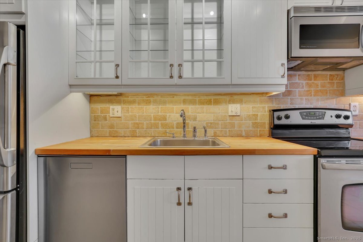 40 Robin Road, Unit 203 West Hartford, CT 06119 - Photo 8 of 22 a view of washer and dryer