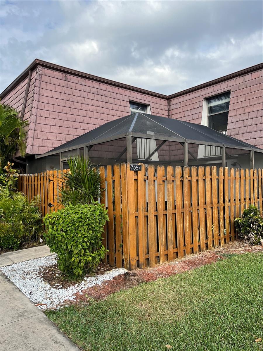 7657 Courtyard Run West, Unit 7657 Boca Raton, FL 33433 - Photo 31 of 36 a front view of a house with a garden