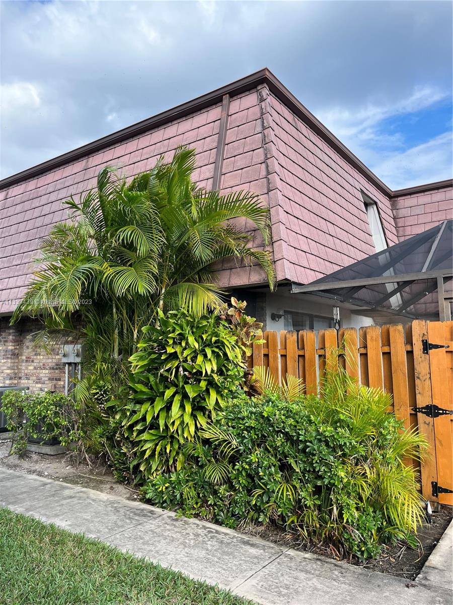 7657 Courtyard Run West, Unit 7657 Boca Raton, FL 33433 - Photo 6 of 36 a front view of house with a yard and potted plants