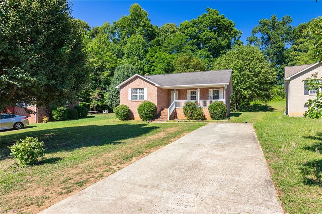 1528 Ambridge Court High Point, NC 27265 - Photo 3 of 28