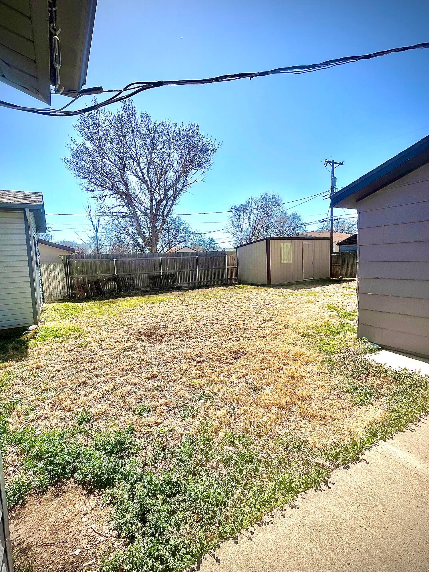 5116 Crockett Street Amarillo, TX 79110 - Photo 19 of 23 a view of a backyard with a large tree