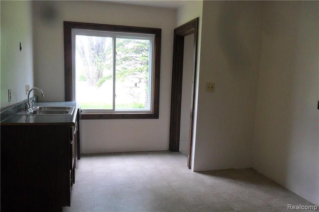 29442 King Road Romulus, MI 48174 - Photo 4 of 16