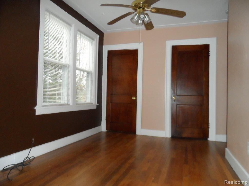 35 Oneida Street Pontiac, MI 48341 - Photo 20 of 28 8. Back Right Bedroom (2)