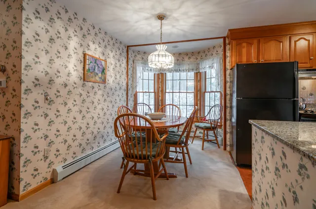 $900,000 | 226 Amesbury Road, Kensington, NH 03833