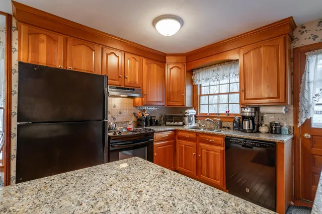 $900,000 | 226 Amesbury Road, Kensington, NH 03833