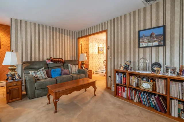 $900,000 | 226 Amesbury Road, Kensington, NH 03833