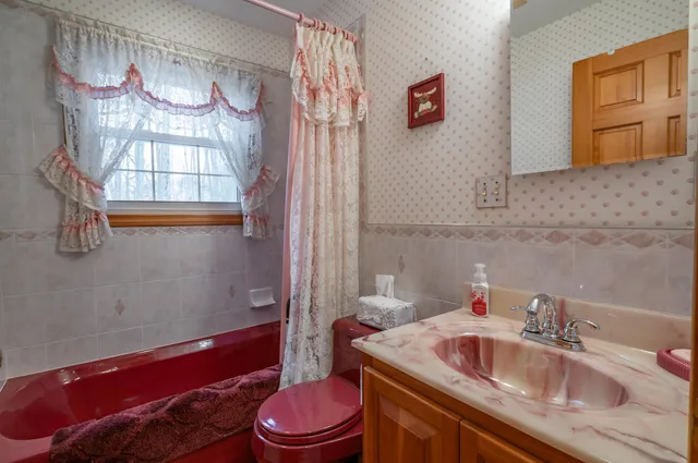 $900,000 | 226 Amesbury Road, Kensington, NH 03833