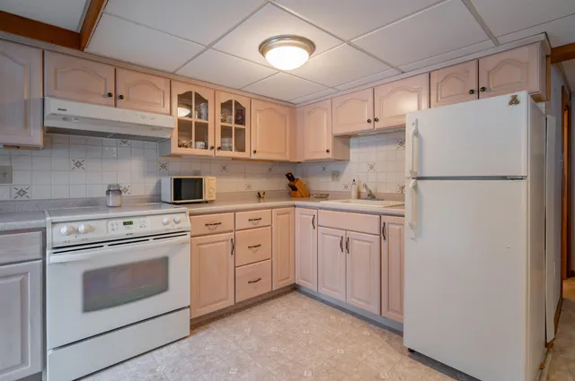 $900,000 | 226 Amesbury Road, Kensington, NH 03833