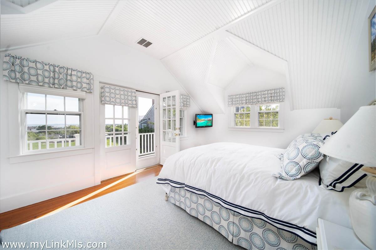 41 B Cliff Road Nantucket, MA 02554 - Photo 33 of 34 a bed sitting in a bedroom next to a window