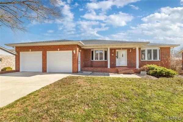 $330,000 | 18 Lake Drive, Moro, IL 62067