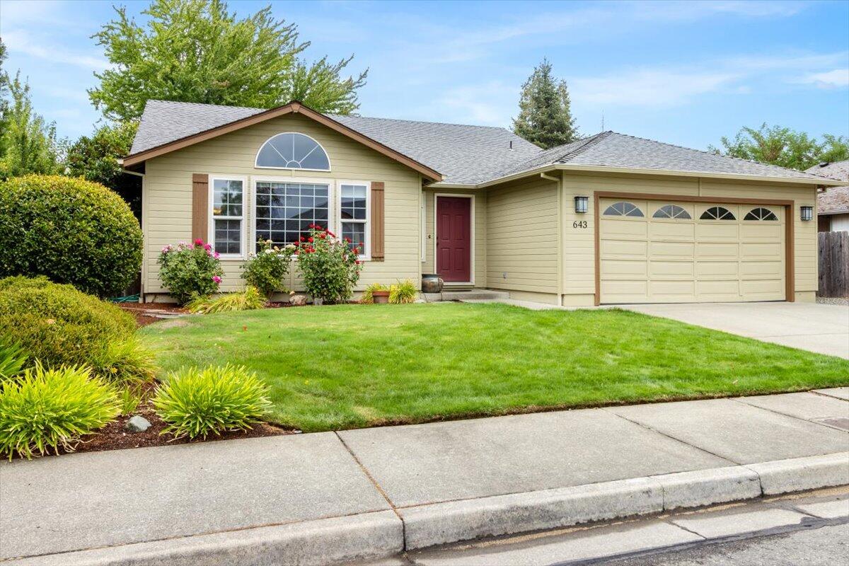 643 Southwest Leonard Street Grants Pass, OR 97526 - Photo 3 of 35 3 Front of home