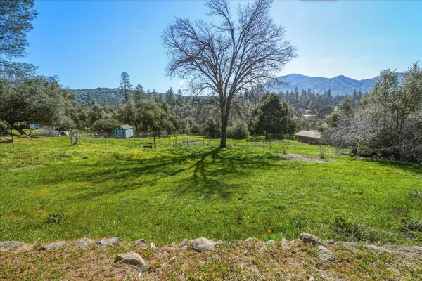 $450,000 | 45430 Lauri Lane, Oakhurst, CA 93644