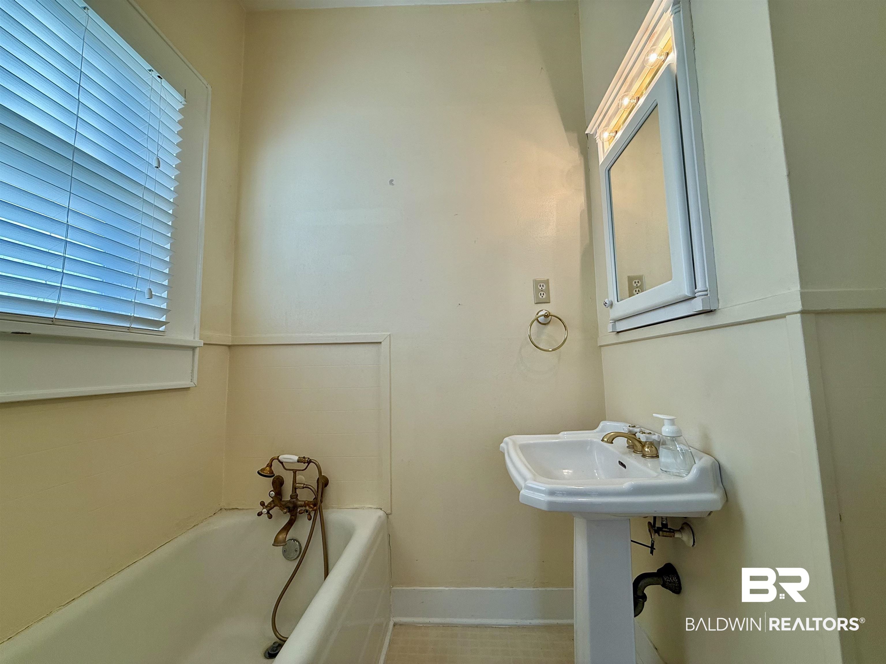 423 Evergreen Avenue Brewton, AL 36426 - Photo 13 of 18 Full bathroom with a garden tub and healthy amount of natural light