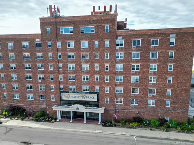 $2,400 | 370 West Broadway, Unit 4K, Long Beach, NY 11561