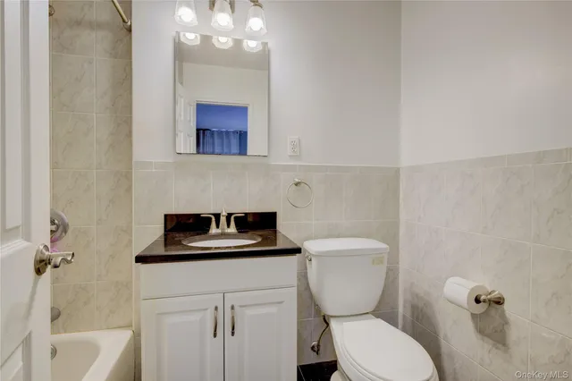 $2,400 | 370 West Broadway, Unit 4K, Long Beach, NY 11561