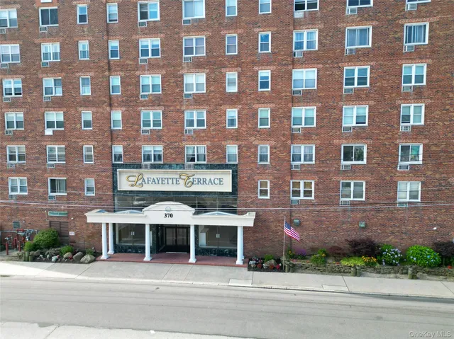 $2,400 | 370 West Broadway, Unit 4K, Long Beach, NY 11561