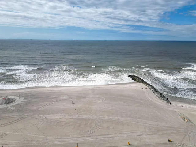 $2,400 | 370 West Broadway, Unit 4K, Long Beach, NY 11561