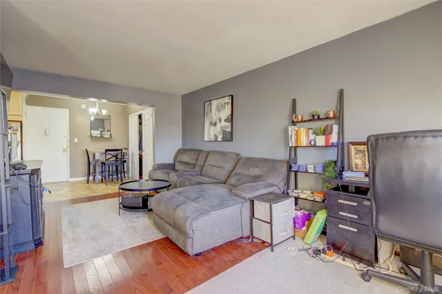 $2,400 | 370 West Broadway, Unit 4K, Long Beach, NY 11561