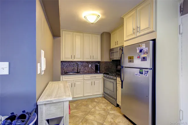 $2,400 | 370 West Broadway, Unit 4K, Long Beach, NY 11561