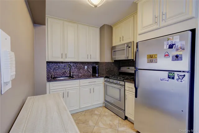 $2,400 | 370 West Broadway, Unit 4K, Long Beach, NY 11561