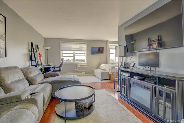 $2,400 | 370 West Broadway, Unit 4K, Long Beach, NY 11561